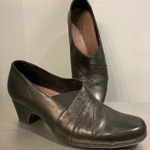 Clark Black leather slip on heel size 91/2